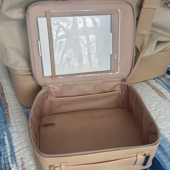 Beis Weekender with Make up case - Picture 10 of 10